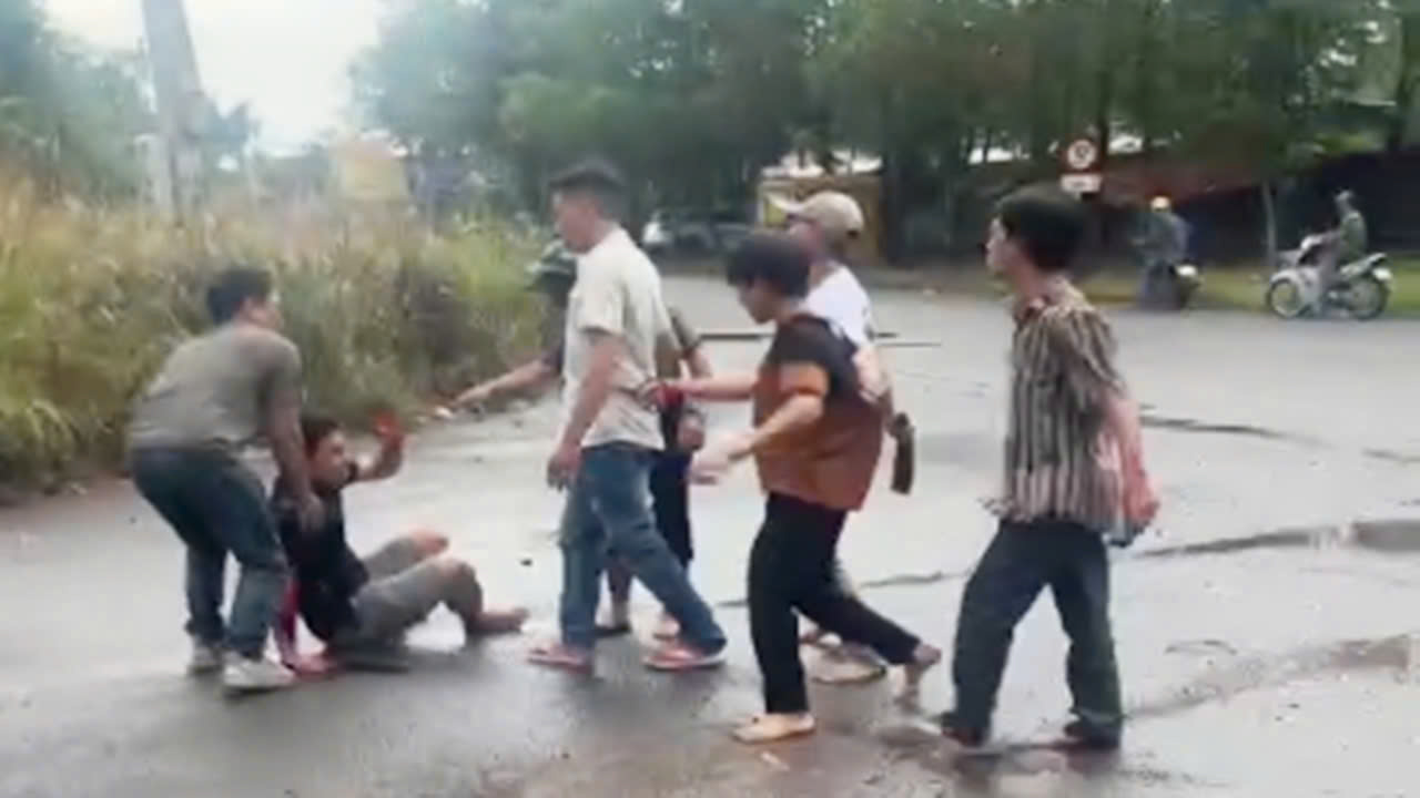 Hẹn nhau giải quyết mâu thuẫn, 3 người bị chém trọng thương ở quán cà phê- Ảnh 1. Hẹn nhau giải quyết mâu thuẫn, 3 người bị chém trọng thương ở quán cà phê- Ảnh 1.