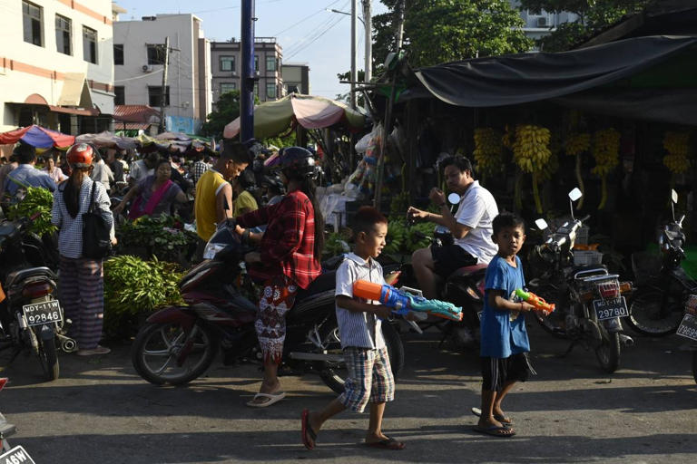 Myanmar đón Tết trong đống đổ nát và động đất mới tiếp nối: Xót xa hình ảnh những đứa trẻ chơi té nước giữa khó khăn chồng chất- Ảnh 2. Myanmar đón Tết trong đống đổ nát và động đất mới tiếp nối: Xót xa hình ảnh những đứa trẻ chơi té nước giữa khó khăn chồng chất- Ảnh 2.