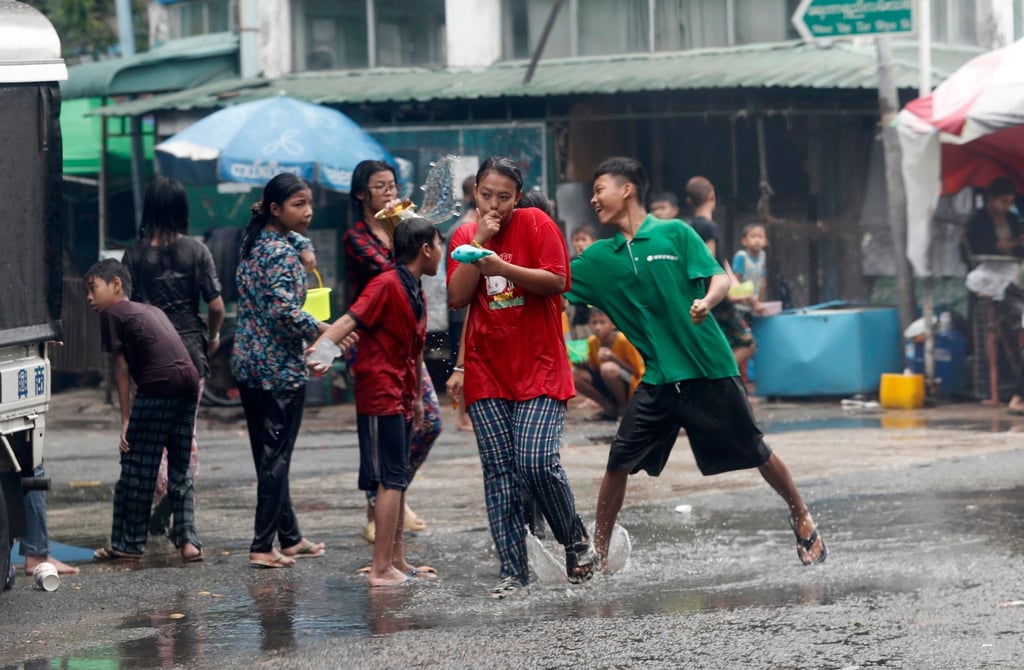 Myanmar đón Tết trong đống đổ nát và động đất mới tiếp nối: Xót xa hình ảnh những đứa trẻ chơi té nước giữa khó khăn chồng chất- Ảnh 3. Myanmar đón Tết trong đống đổ nát và động đất mới tiếp nối: Xót xa hình ảnh những đứa trẻ chơi té nước giữa khó khăn chồng chất- Ảnh 3.