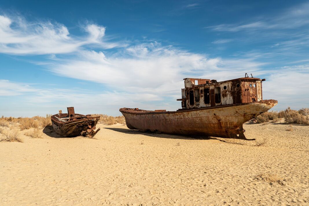 Quá trình hồ nước khổng lồ nằm giữa hai quốc gia trở thành sa mạc trẻ nhất thế giới - Ảnh 1. Quá trình hồ nước khổng lồ nằm giữa hai quốc gia trở thành sa mạc trẻ nhất thế giới - Ảnh 1.