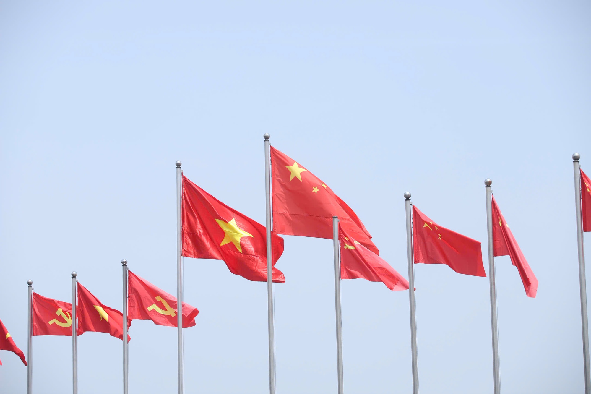 Chủ tịch nước Lương Cường đ&oacute;n Tổng B&iacute; thư, Chủ tịch Trung Quốc Tập Cận B&igrave;nh tại Nội B&agrave;i- Ảnh 1.