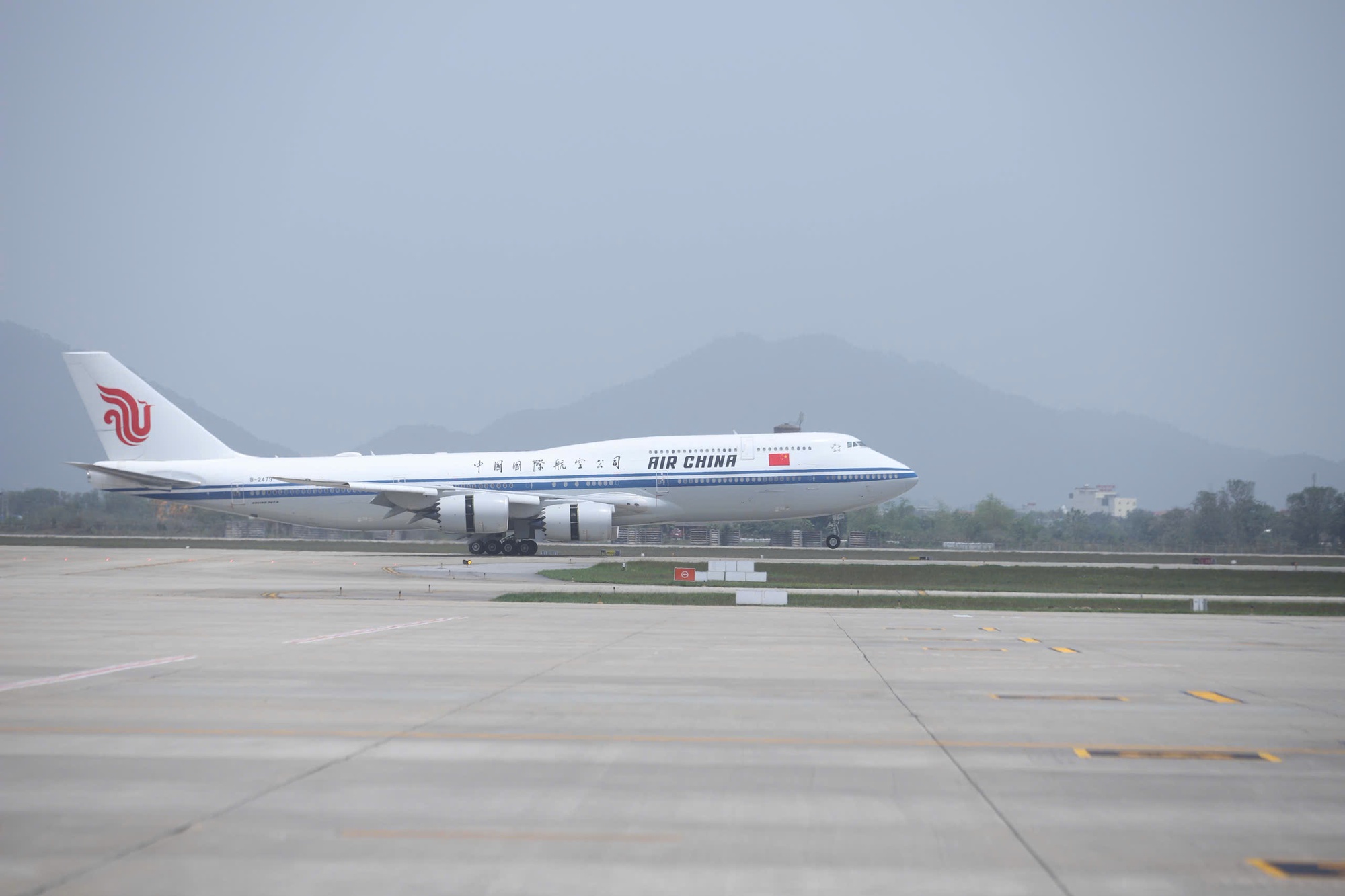 Chủ tịch nước Lương Cường đ&oacute;n Tổng B&iacute; thư, Chủ tịch Trung Quốc Tập Cận B&igrave;nh tại Nội B&agrave;i- Ảnh 1.