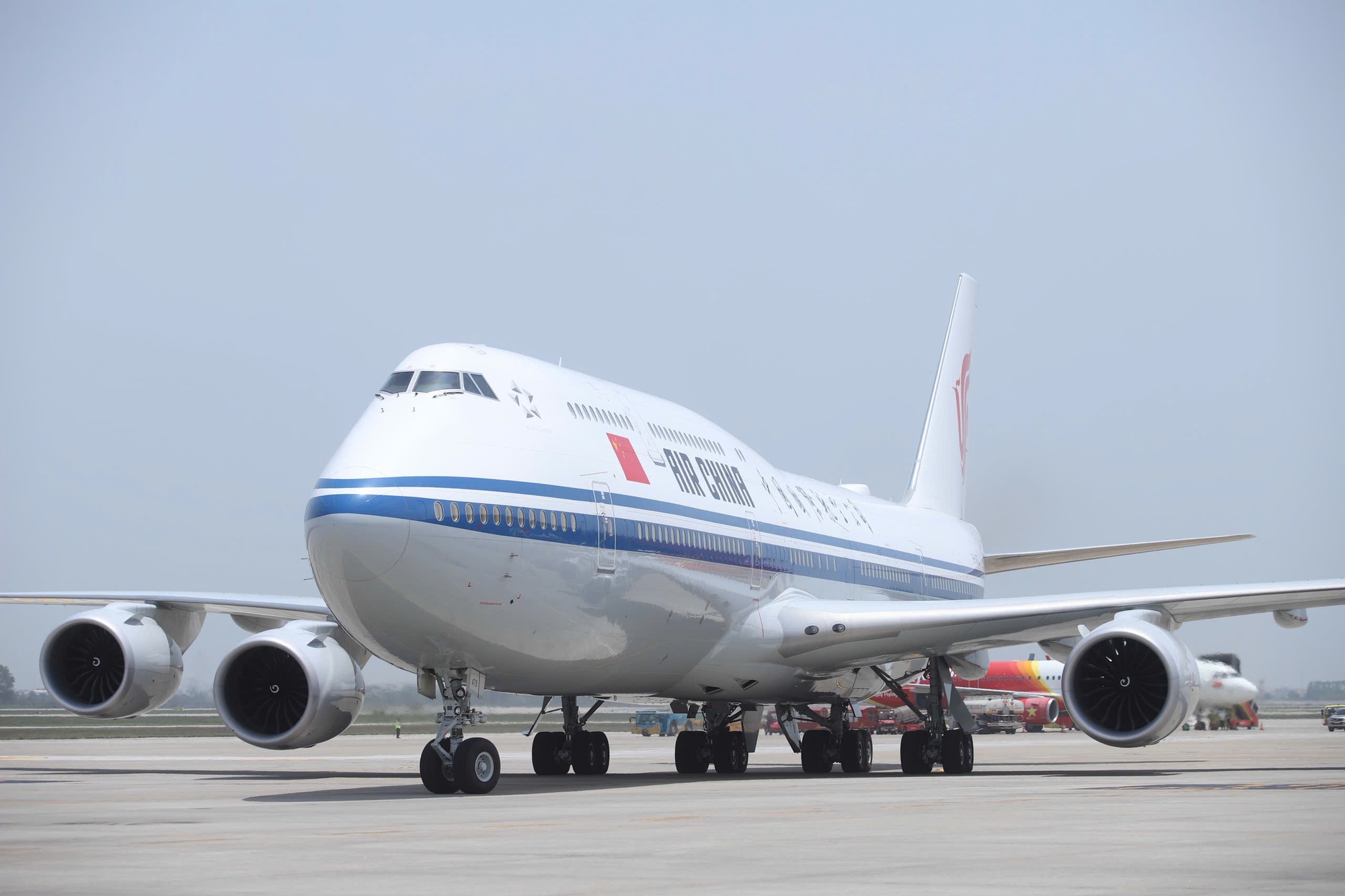 Chủ tịch nước Lương Cường đ&oacute;n Tổng B&iacute; thư, Chủ tịch Trung Quốc Tập Cận B&igrave;nh tại Nội B&agrave;i- Ảnh 2.