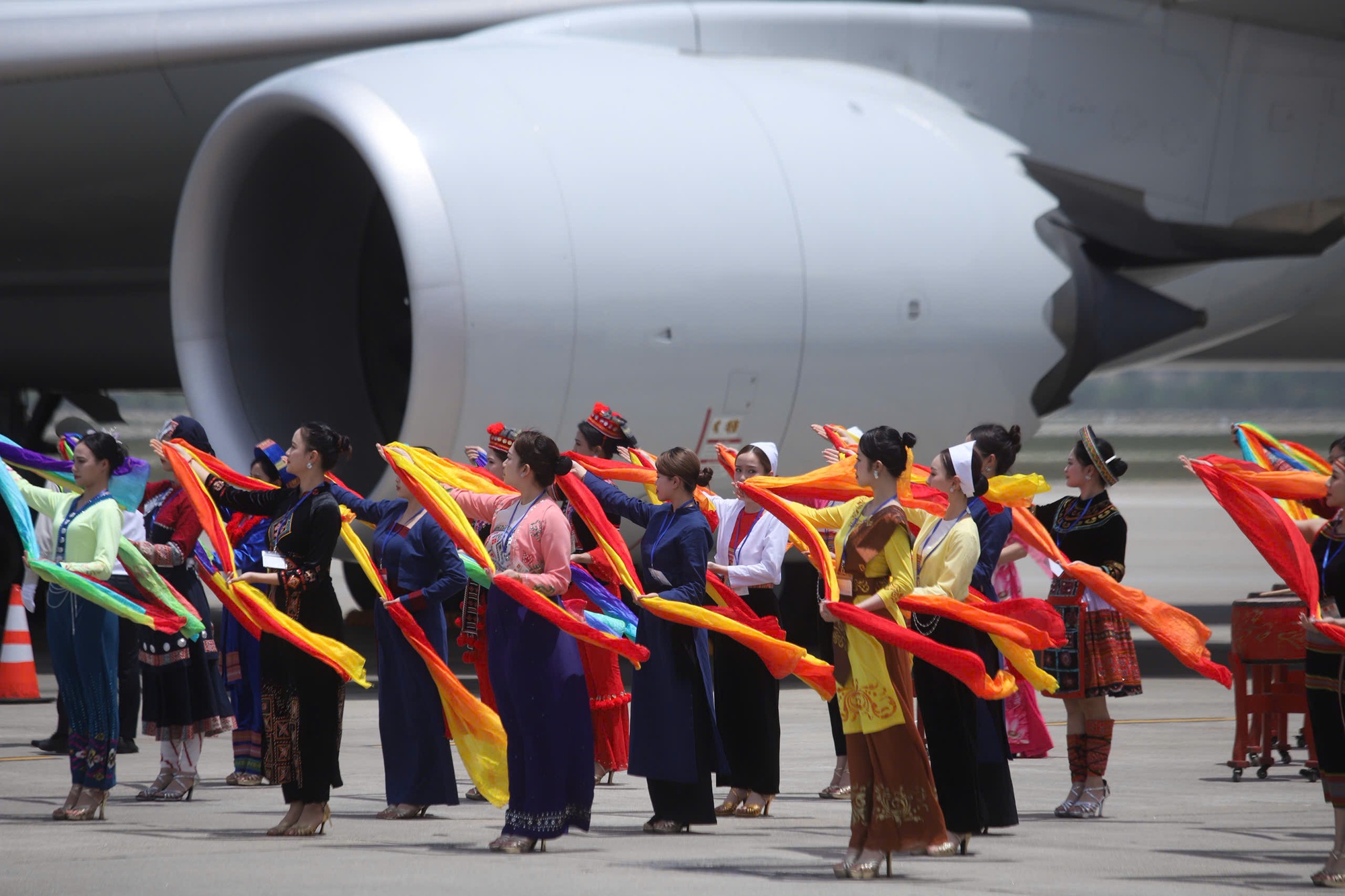 Chủ tịch nước Lương Cường đ&oacute;n Tổng B&iacute; thư, Chủ tịch Trung Quốc Tập Cận B&igrave;nh tại Nội B&agrave;i- Ảnh 4.