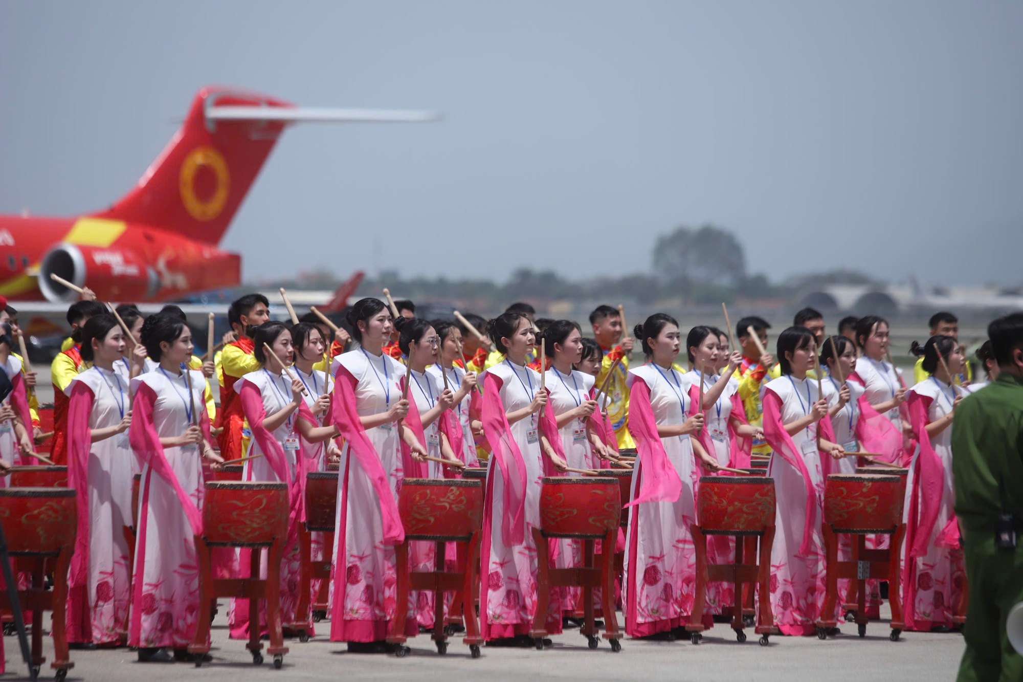 Chủ tịch nước Lương Cường đ&oacute;n Tổng B&iacute; thư, Chủ tịch Trung Quốc Tập Cận B&igrave;nh tại Nội B&agrave;i- Ảnh 3.