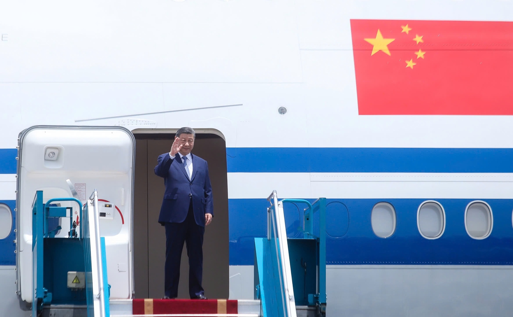 Chủ tịch nước Lương Cường đ&oacute;n Tổng B&iacute; thư, Chủ tịch Trung Quốc Tập Cận B&igrave;nh tại Nội B&agrave;i- Ảnh 2.