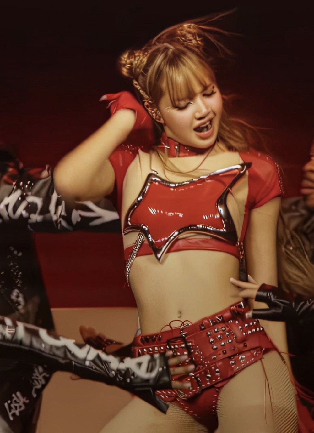 Vũ đạo 19+ khiến Lisa bị chỉ trích “bắt chước ca sĩ nhạc pop Mỹ rẻ tiền”- Ảnh 6. Vũ đạo 19+ khiến Lisa bị chỉ trích “bắt chước ca sĩ nhạc pop Mỹ rẻ tiền”- Ảnh 6.