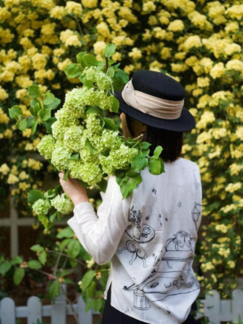 Cô gái 30 tuổi độc thân, sống một mình với khu vườn có 40.000 bông hồng- Ảnh 1. Cô gái 30 tuổi độc thân, sống một mình với khu vườn có 40.000 bông hồng- Ảnh 1.