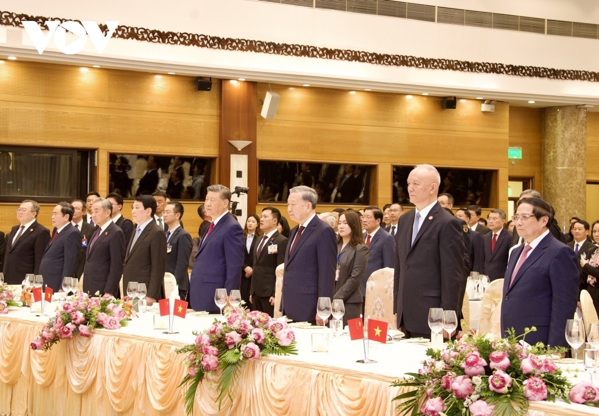 Thủ tướng tiễn Tổng Bí thư Tập Cận Bình rời Hà Nội kết thúc chuyến thăm Việt Nam - Ảnh 10.