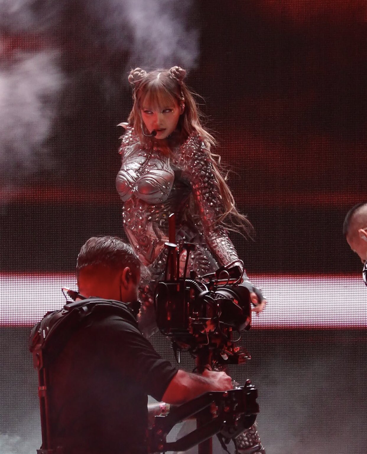 Vũ đạo 19+ khiến Lisa bị chỉ trích “bắt chước ca sĩ nhạc pop Mỹ rẻ tiền”- Ảnh 2. Vũ đạo 19+ khiến Lisa bị chỉ trích “bắt chước ca sĩ nhạc pop Mỹ rẻ tiền”- Ảnh 2.