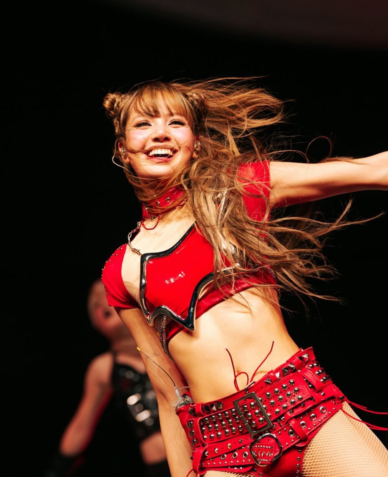 Vũ đạo 19+ khiến Lisa bị chỉ trích “bắt chước ca sĩ nhạc pop Mỹ rẻ tiền”- Ảnh 1. Vũ đạo 19+ khiến Lisa bị chỉ trích “bắt chước ca sĩ nhạc pop Mỹ rẻ tiền”- Ảnh 1.