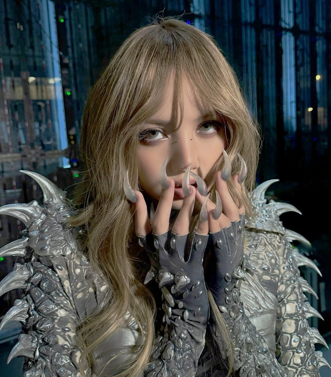 Vũ đạo 19+ khiến Lisa bị chỉ trích “bắt chước ca sĩ nhạc pop Mỹ rẻ tiền”- Ảnh 9. Vũ đạo 19+ khiến Lisa bị chỉ trích “bắt chước ca sĩ nhạc pop Mỹ rẻ tiền”- Ảnh 9.