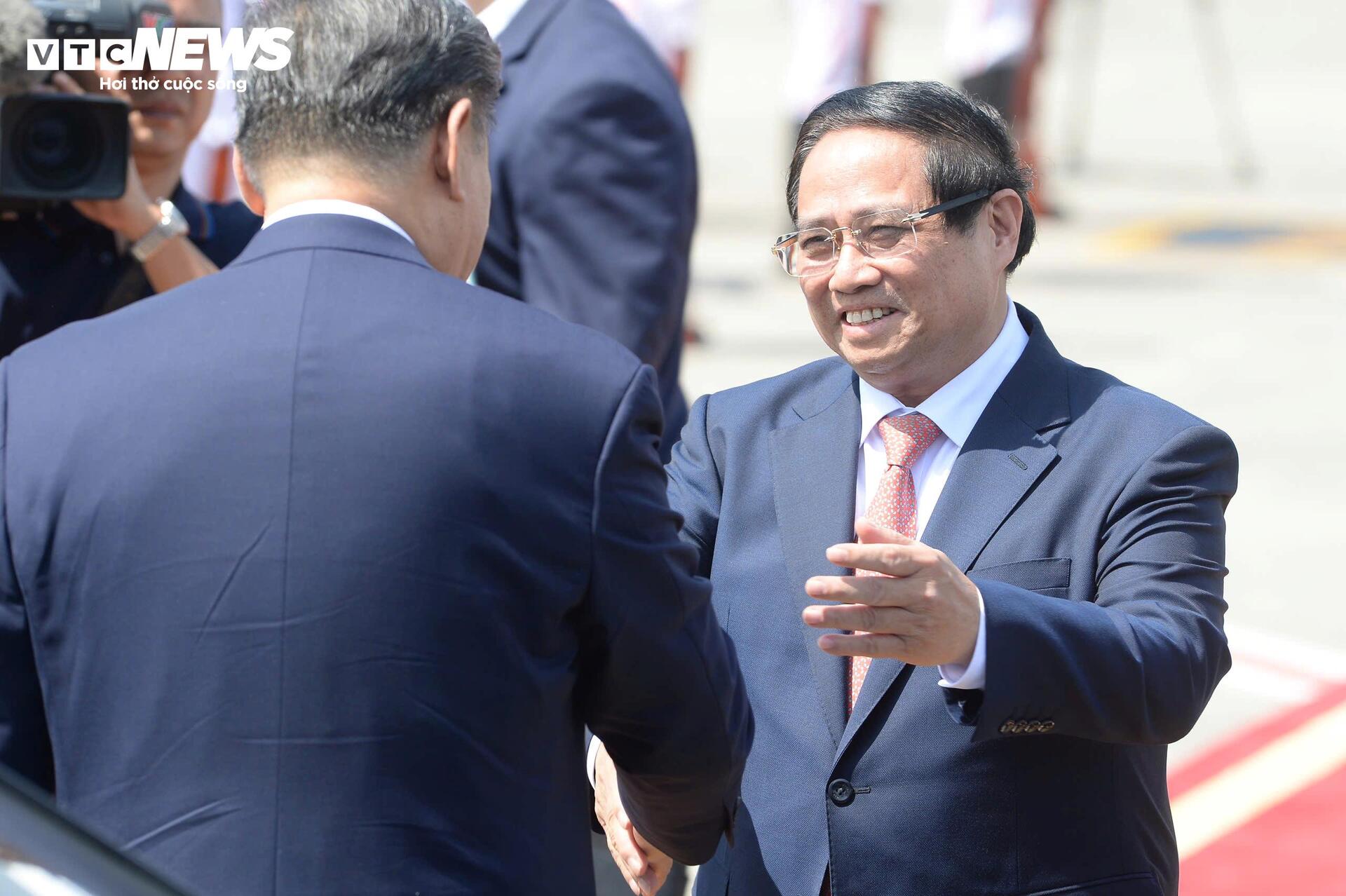 Thủ tướng tiễn Tổng Bí thư Tập Cận Bình rời Hà Nội kết thúc chuyến thăm Việt Nam - Ảnh 1.