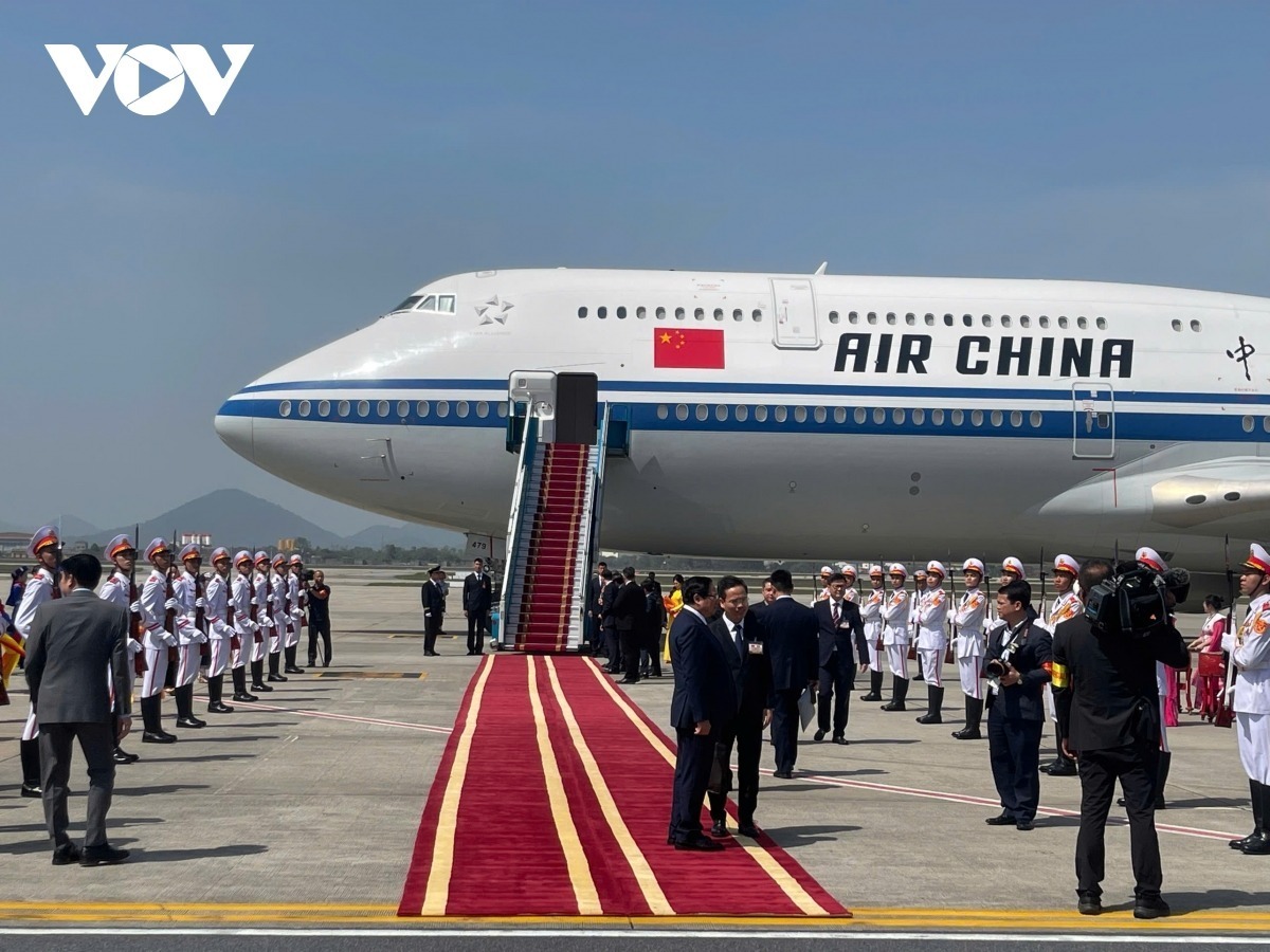 Thủ tướng tiễn Tổng Bí thư Tập Cận Bình rời Hà Nội kết thúc chuyến thăm Việt Nam - Ảnh 3.