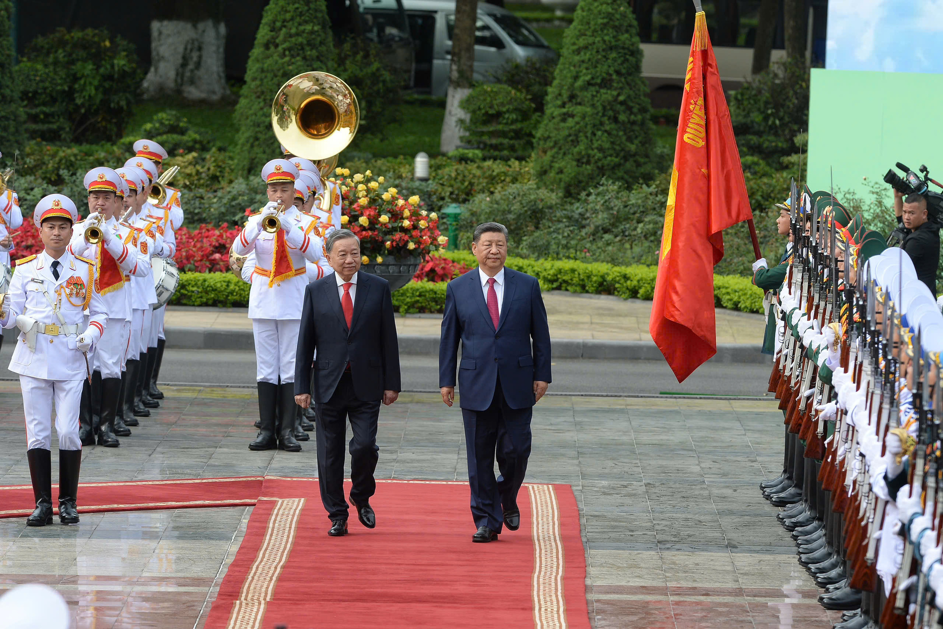 Thủ tướng tiễn Tổng Bí thư Tập Cận Bình rời Hà Nội kết thúc chuyến thăm Việt Nam - Ảnh 8.