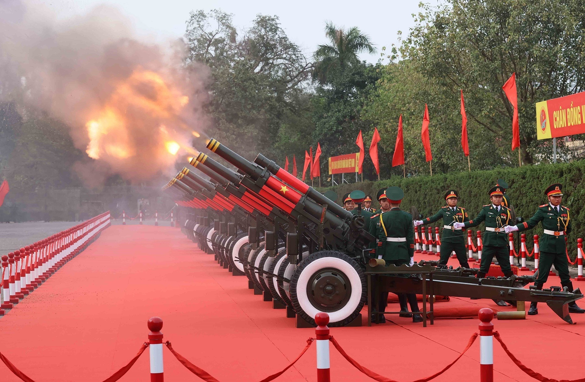 Thủ tướng tiễn Tổng Bí thư Tập Cận Bình rời Hà Nội kết thúc chuyến thăm Việt Nam - Ảnh 7.