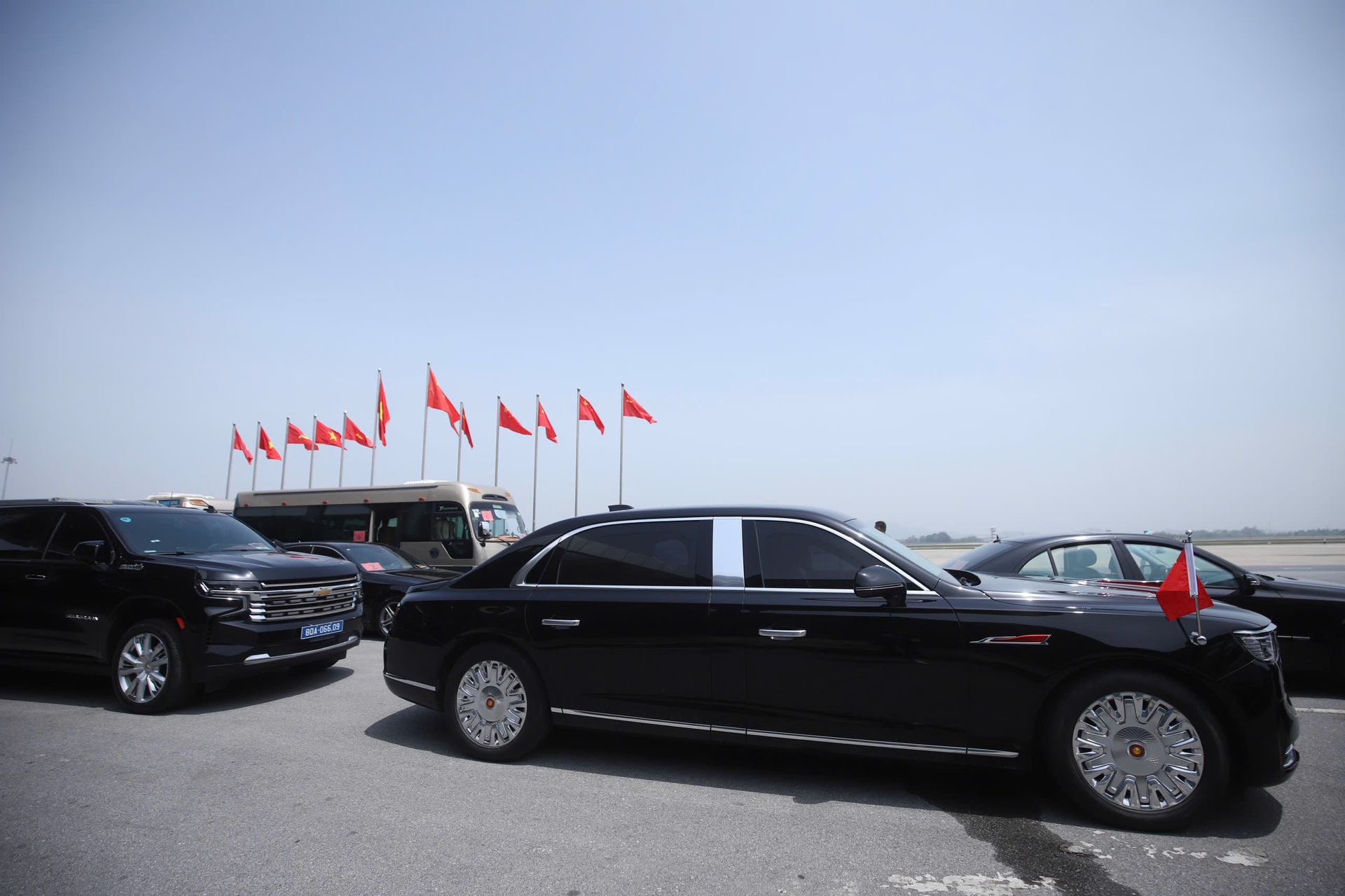 Thủ tướng tiễn Tổng Bí thư Tập Cận Bình rời Hà Nội kết thúc chuyến thăm Việt Nam - Ảnh 12.