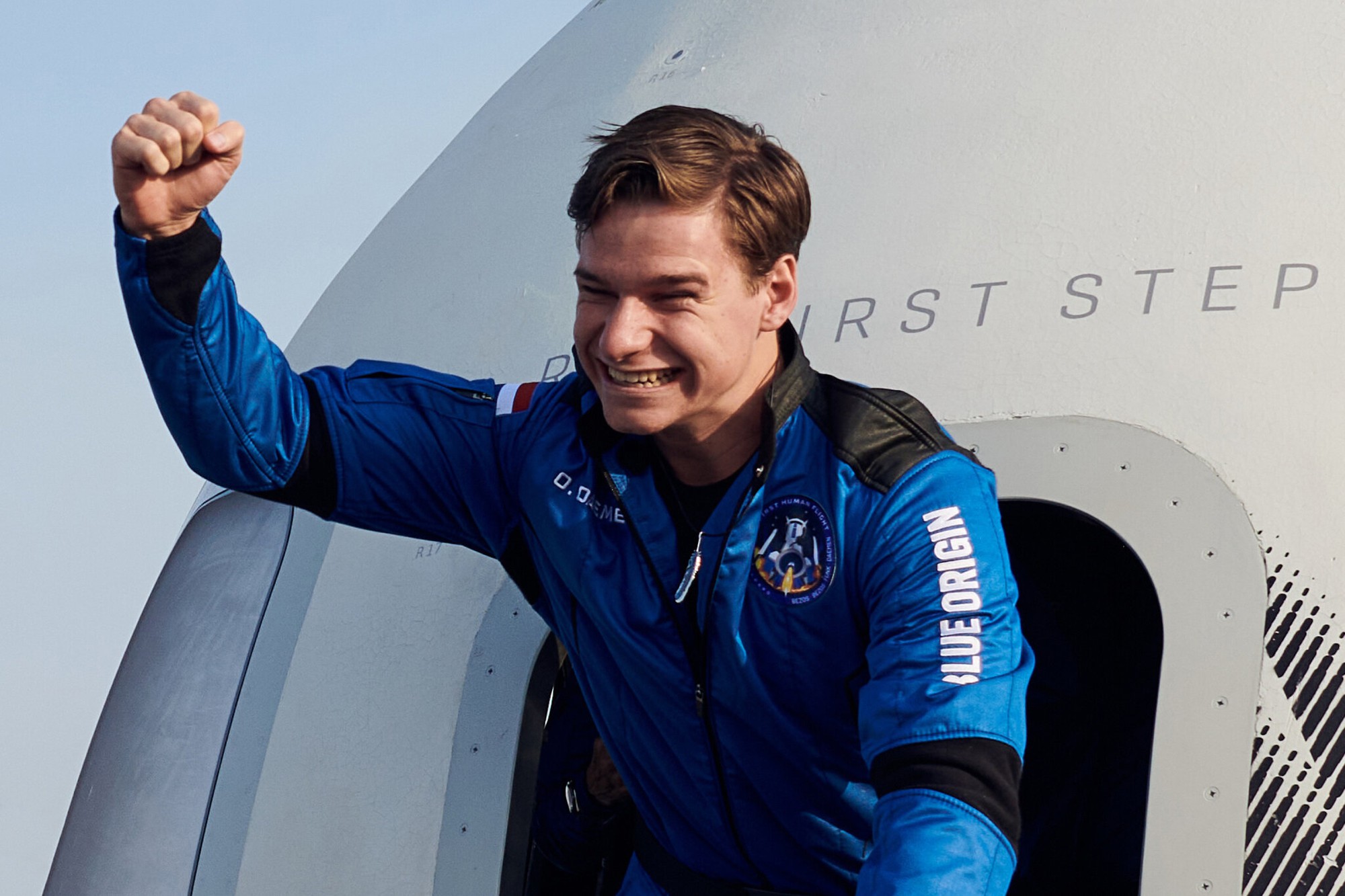 6 người phụ nữ vừa bay ra ngoài không gian phải "mua vé" bao nhiêu tiền? Con số có thể gây sốc cho nhiều người - Ảnh 3. 6 người phụ nữ vừa bay ra ngoài không gian phải "mua vé" bao nhiêu tiền? Con số có thể gây sốc cho nhiều người - Ảnh 3.