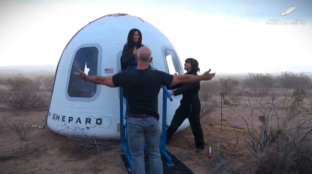 6 người phụ nữ vừa bay ra ngoài không gian phải "mua vé" bao nhiêu tiền? Con số có thể gây sốc cho nhiều người - Ảnh 2. 6 người phụ nữ vừa bay ra ngoài không gian phải "mua vé" bao nhiêu tiền? Con số có thể gây sốc cho nhiều người - Ảnh 2.