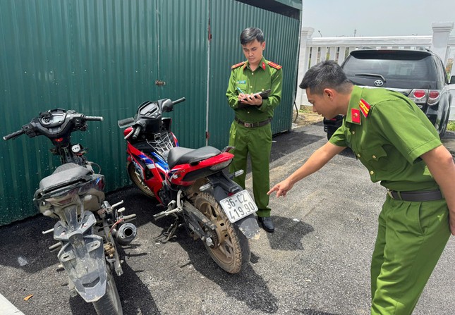 Hàng chục đối tượng gây rối trật tự công cộng với dao và súng ná tại thanh hóa - Ảnh 2.