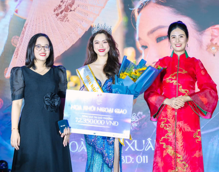 Nữ sinh tặng hoa Tập Cận Bình trong chuyến thăm Việt Nam là ai? - Ảnh 5.