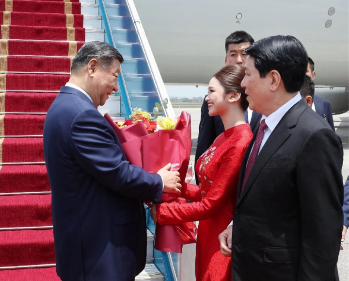 Nữ sinh tặng hoa Tập Cận Bình trong chuyến thăm Việt Nam là ai? - Ảnh 1.