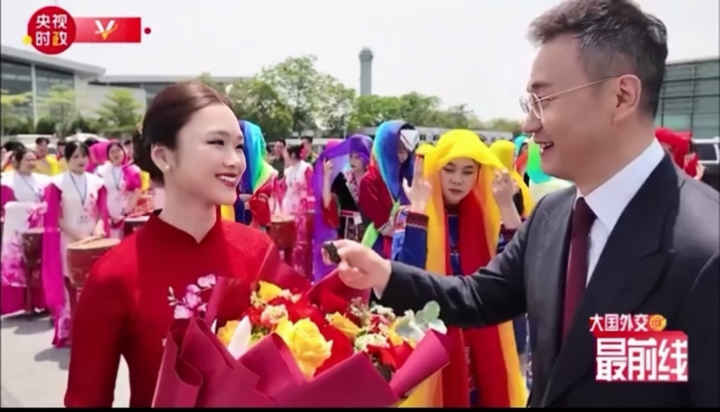 Nữ sinh tặng hoa Tập Cận Bình trong chuyến thăm Việt Nam là ai? - Ảnh 2.