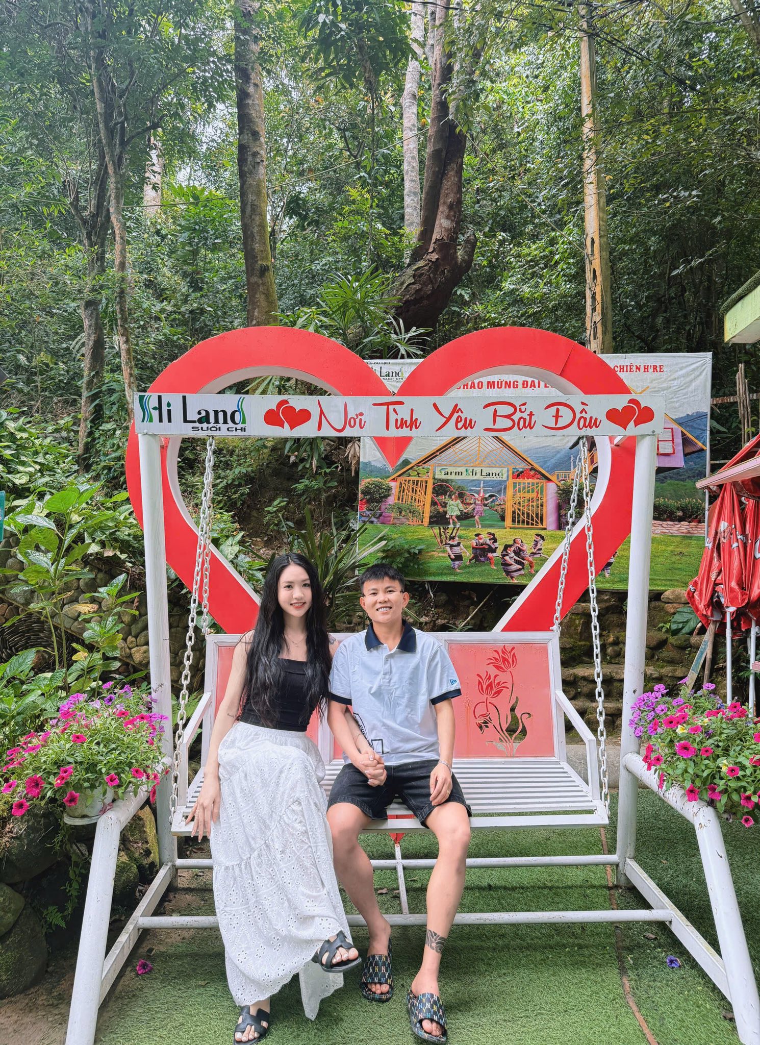 Đỏ mặt với khoảnh khắc hotgirl đội tuyển nữ Việt Nam diện váy hở bạo thân mật với người yêu đồng giới- Ảnh 7.