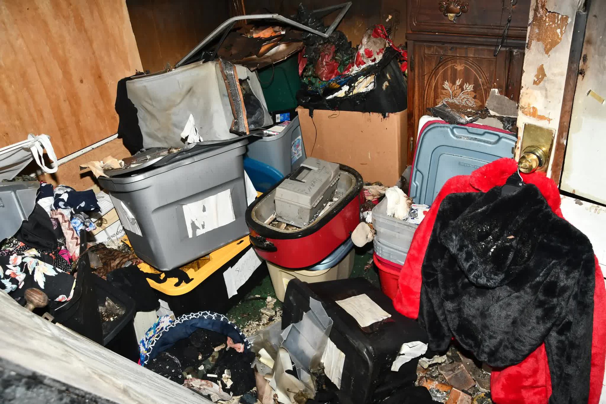 Hơn 20 năm bị giam trong căn phòng 2m2: Người đàn ông sống sót nhờ uống nước bồn cầu, bị bỏ đói đến rụng răng và thoát thân bằng cách không ai ngờ- Ảnh 3.