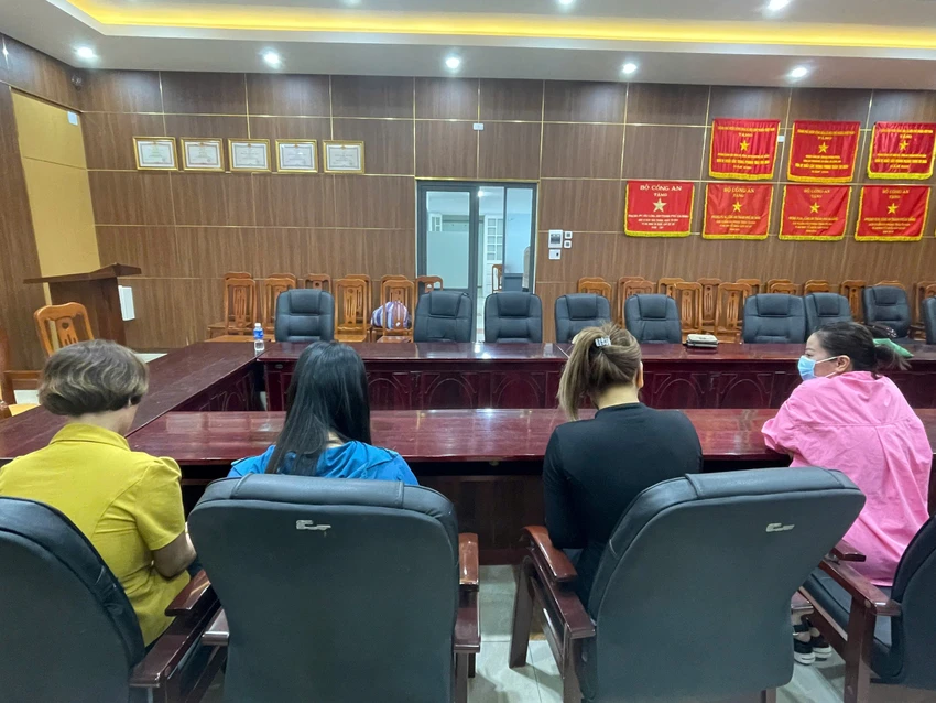 Công an triệu tập dàn nữ thư ký giúp "ông trùm" điều hành đường dây 300 gái bán dâm - Ảnh 2.