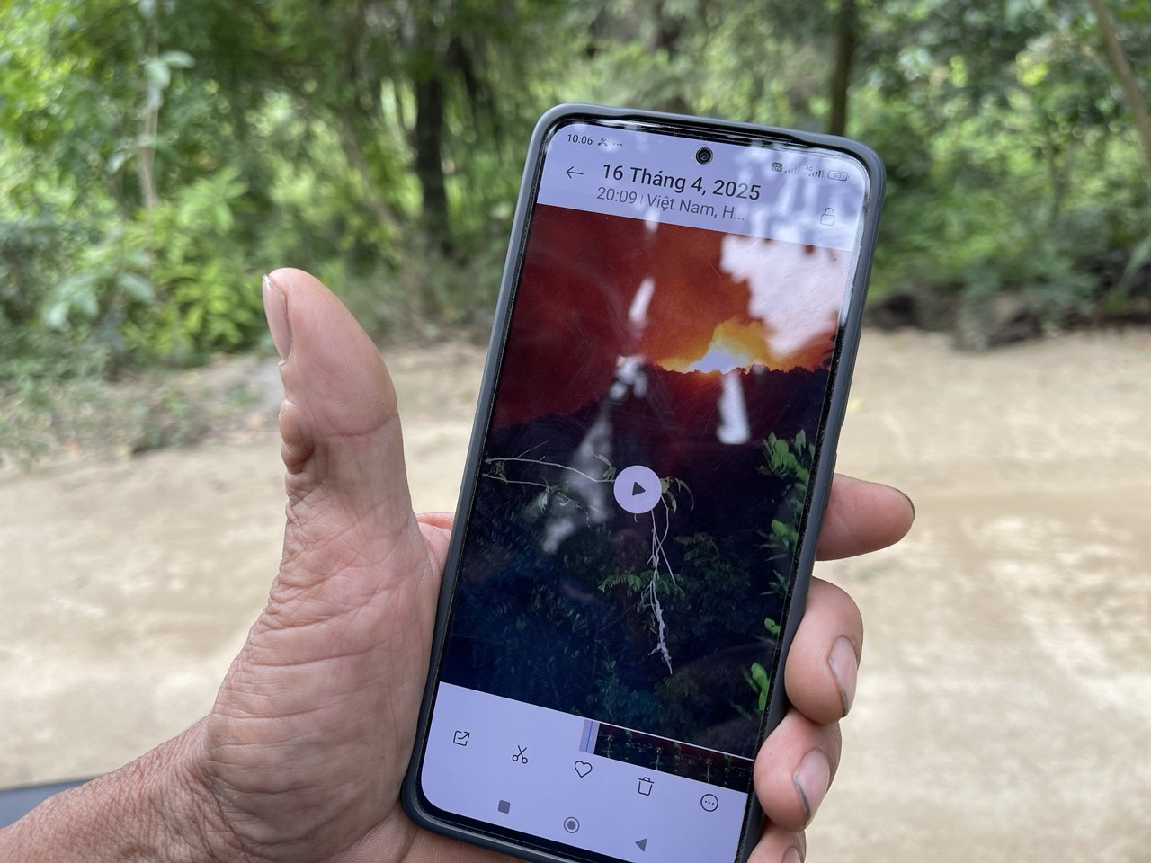 Người dân Ba Sao hợp sức dập cháy rừng dữ dội - Ảnh 4.