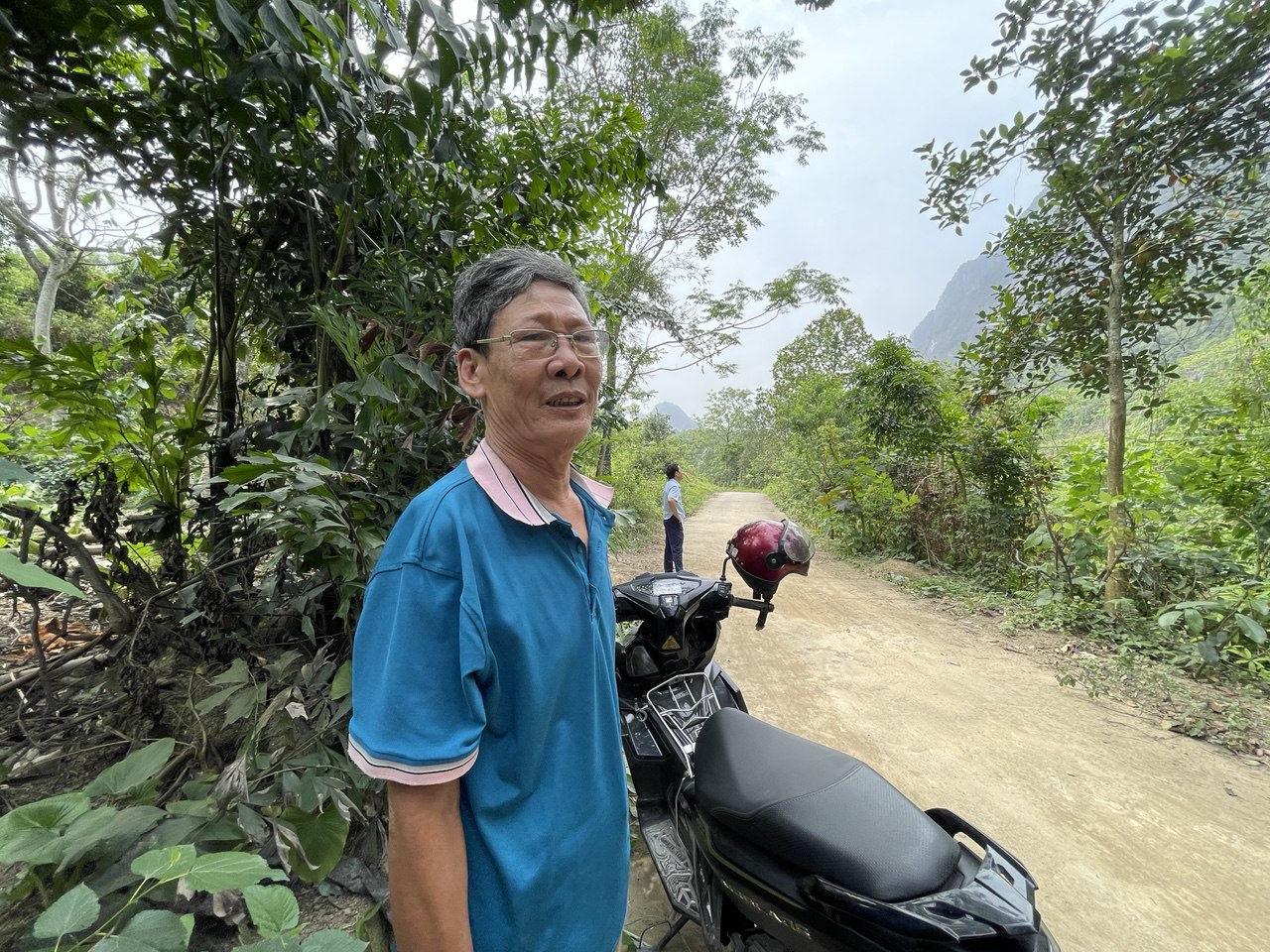 Người dân Ba Sao hợp sức dập cháy rừng dữ dội - Ảnh 3.