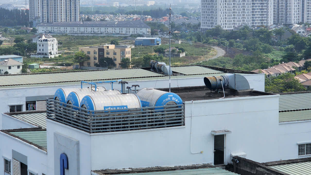 "Nước từ nh&agrave; m&aacute;y uống trực tiếp được nhưng đến v&ograve;i của kh&ocirc;ng &iacute;t hộ d&acirc;n chung cư th&igrave; kh&ocirc;ng bảo đảm" - Ảnh 1.