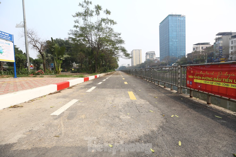 Đường Hà Nội dành riêng cho xe đạp và người đi bộ nhếch nhác, vắng tanh- Ảnh 2.