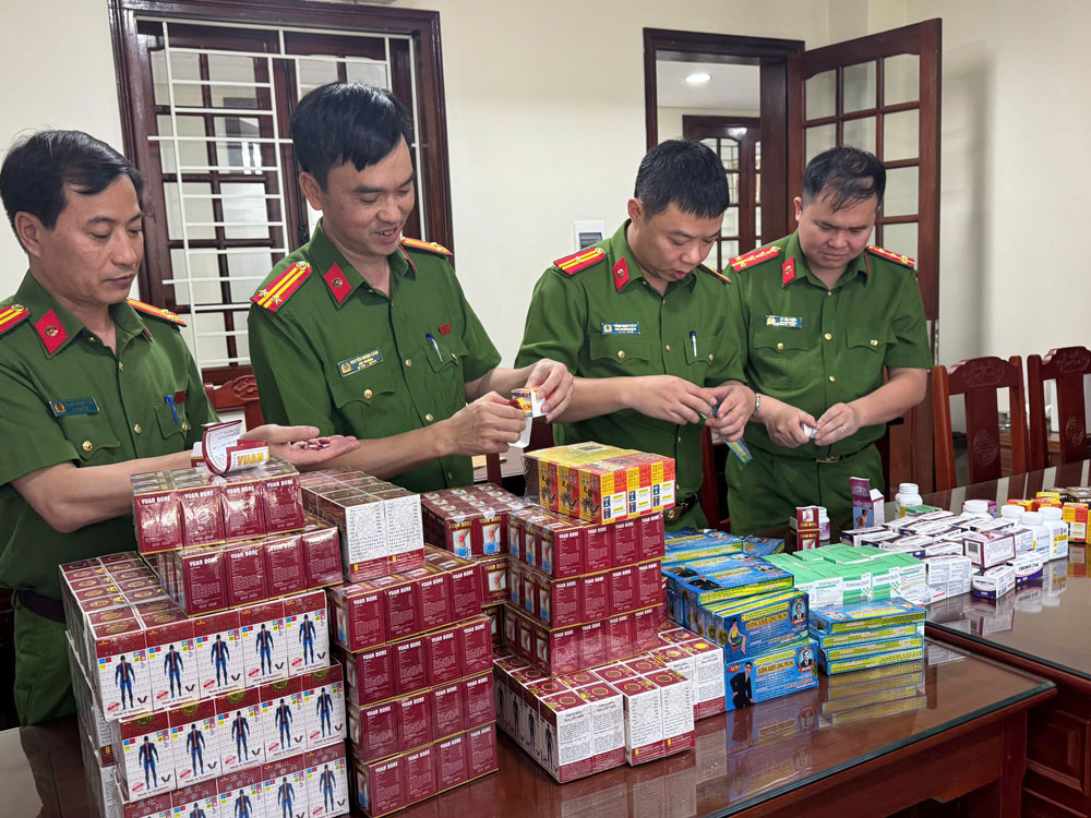 Bóc mẽ đường dây thuốc giả quy mô lớn - Ảnh 1. Bóc mẽ đường dây thuốc giả quy mô lớn - Ảnh 1.