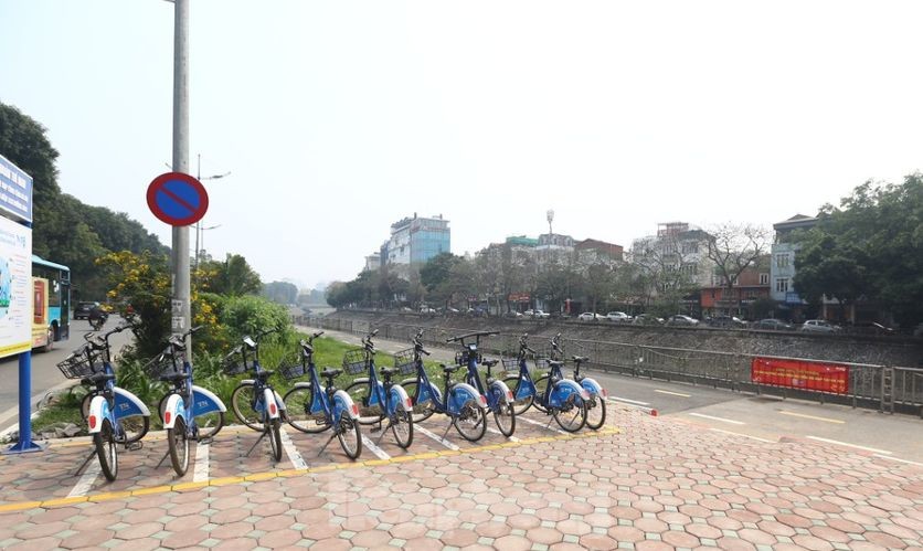 Đường Hà Nội dành riêng cho xe đạp và người đi bộ nhếch nhác, vắng tanh- Ảnh 3.