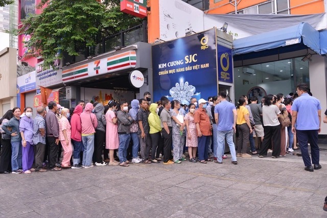 Mua 310 chỉ vàng cất tủ, người đàn ông ở Hà Nội đợi đỉnh đem bán, tiết lộ số tiền lãi khủng - Ảnh 2.