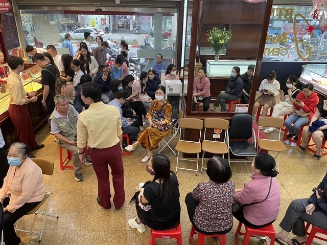 Mua 310 chỉ vàng cất tủ, người đàn ông ở Hà Nội đợi đỉnh đem bán, tiết lộ số tiền lãi khủng - Ảnh 1.