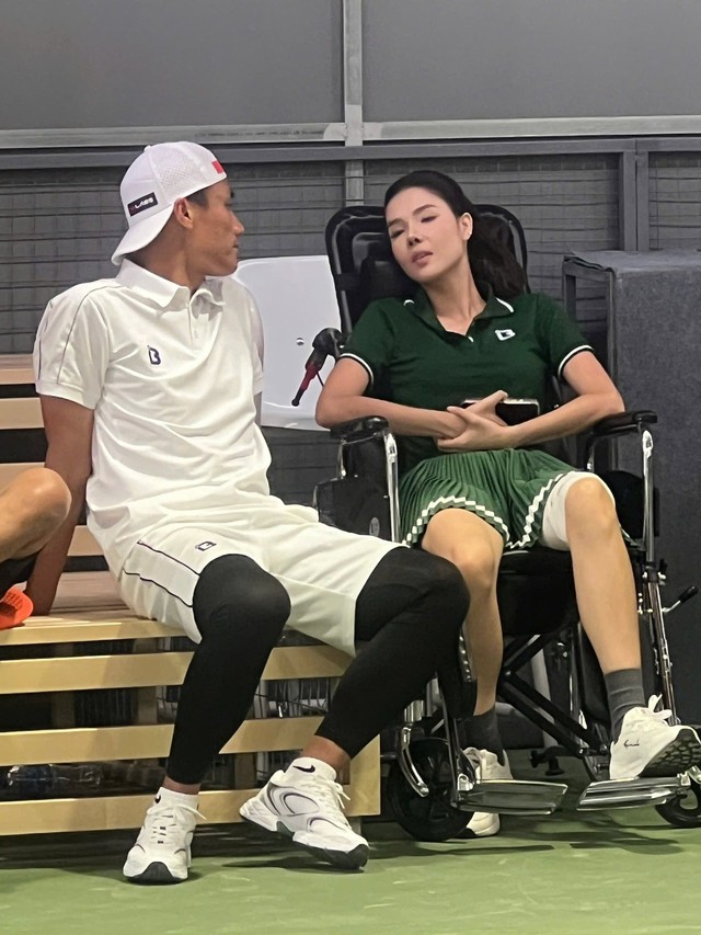 Bị d&acirc;n mạng phản ứng mạnh v&igrave; ngồi xe lăn chơi pickleball, Kỳ H&acirc;n - vợ Mạc Hồng Qu&acirc;n l&ecirc;n tiếng giải th&iacute;ch- Ảnh 2.