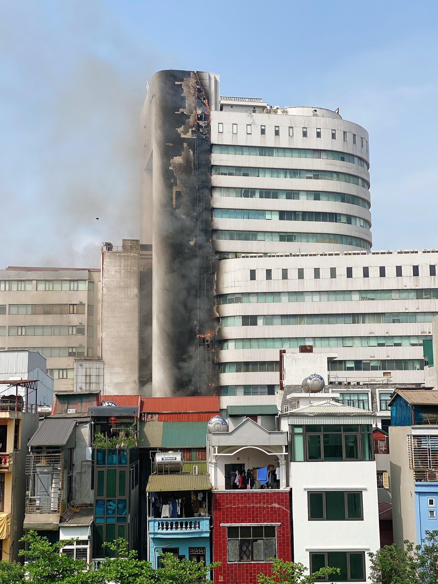 Cháy lớn tại chợ Xanh Hà Nội: Lực lượng chức năng khẩn trương dập lửa