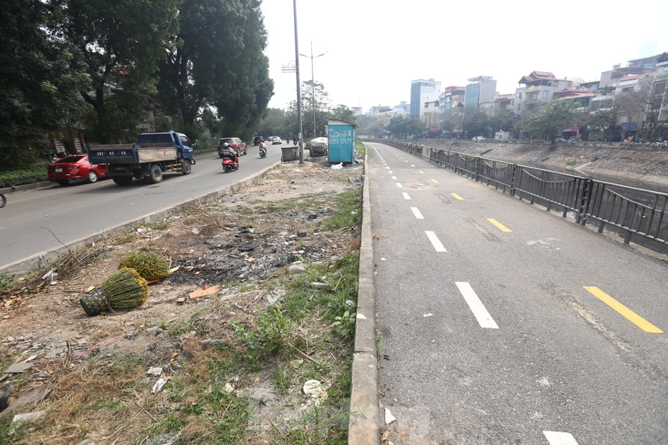 Đường Hà Nội dành riêng cho xe đạp và người đi bộ nhếch nhác, vắng tanh- Ảnh 8.