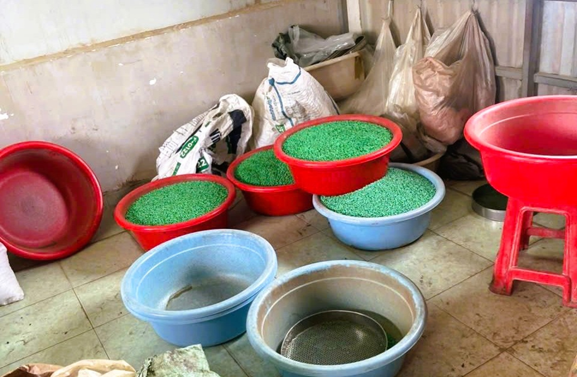 Hé lộ danh tính 14 đối tượng trong đường dây sản xuất thuốc giả quy mô toàn quốc bị khởi tố- Ảnh 3. Hé lộ danh tính 14 đối tượng trong đường dây sản xuất thuốc giả quy mô toàn quốc bị khởi tố- Ảnh 3.