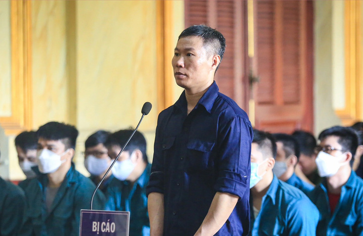 Cựu đại úy Hoàng Duy Tiến cầm đầu đường dây buôn lậu hơn 200 tỷ lãnh 12 năm tù - Ảnh 1.