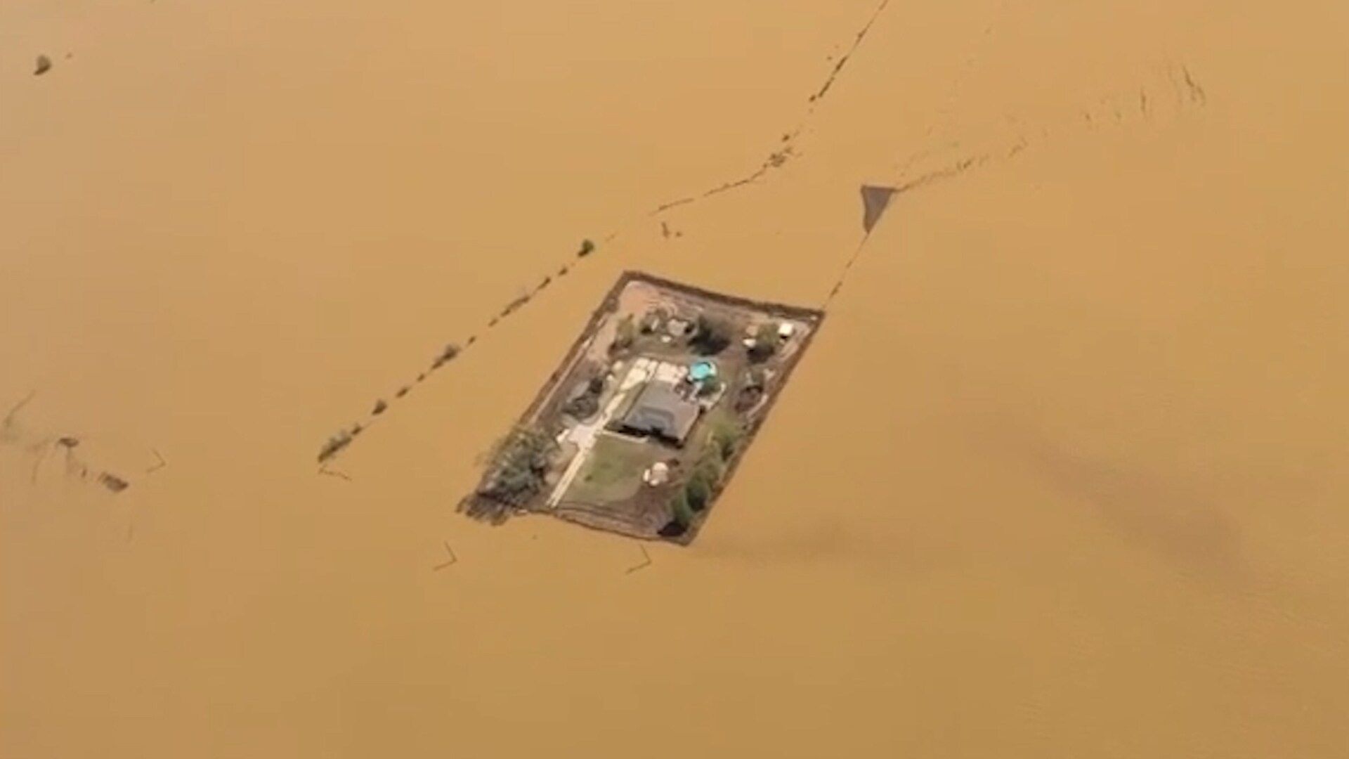 Lạ l&ugrave;ng cả thị trấn Mỹ ngập s&acirc;u trong lũ, chỉ một căn nh&agrave; kh&ocirc; r&aacute;o- Ảnh 1.