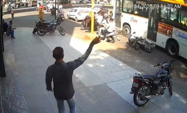 Xe bu&yacute;t t&ocirc;ng v&agrave;o xe lam, 6 người tử vong- Ảnh 2.