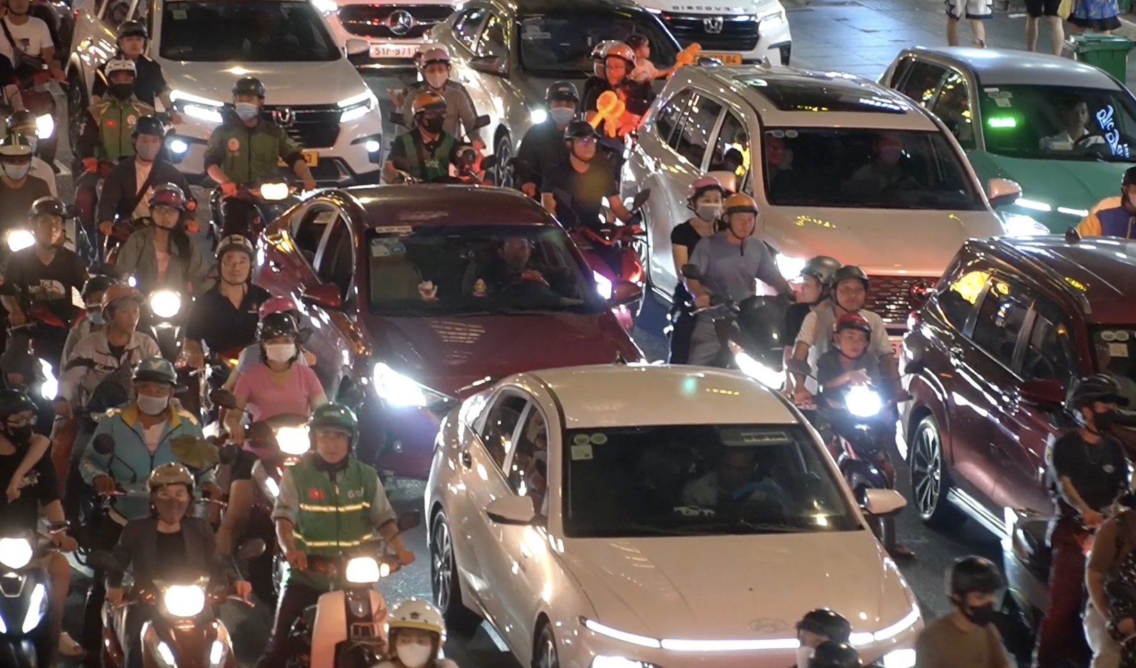 Trung tâm TP.HCM đông nghẹt người: 2.000 drone và màn trình diễn pháo hoa đang được mong chờ nhất lúc này!- Ảnh 1.