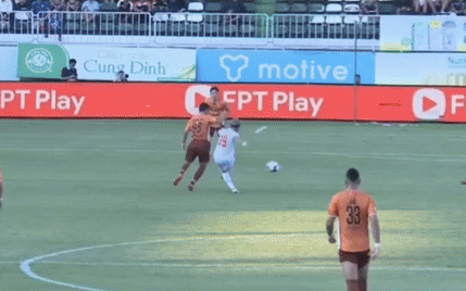 "Phó tướng" HLV World Cup xin từ chức, đại gia V.League lao đao sau trận thua đội bầu Hiển - Ảnh 2.