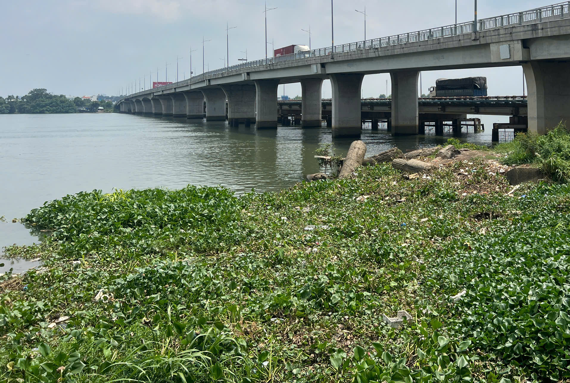 Thi thể nghi can sát hại 2 người phụ nữ ở Bình Dương được tìm thấy dưới sông Đồng Nai- Ảnh 1. Thi thể nghi can sát hại 2 người phụ nữ ở Bình Dương được tìm thấy dưới sông Đồng Nai- Ảnh 1.