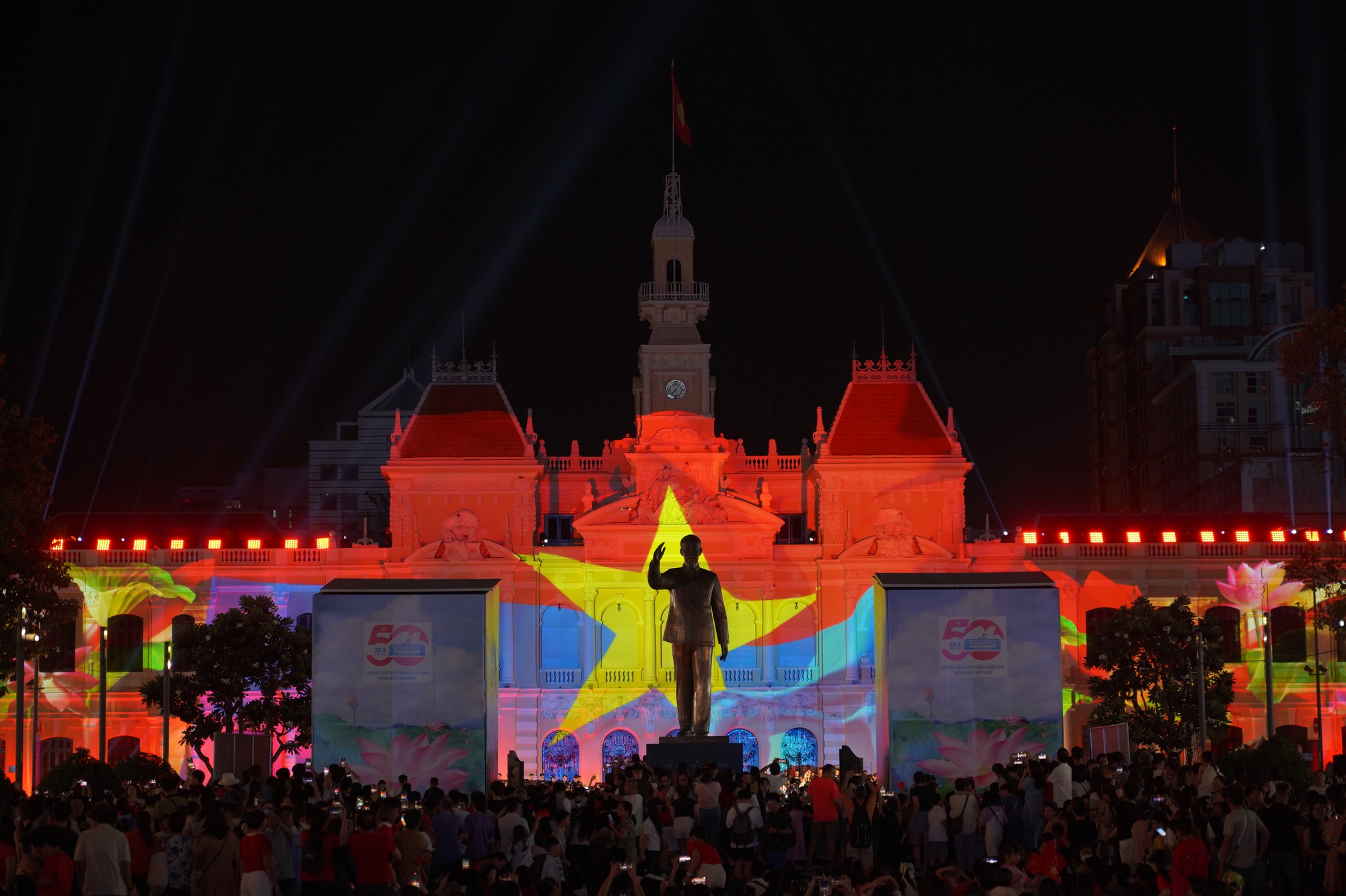 Trung tâm TP.HCM đông nghẹt người: 2.000 drone và màn trình diễn pháo hoa đang được mong chờ nhất lúc này!- Ảnh 2.