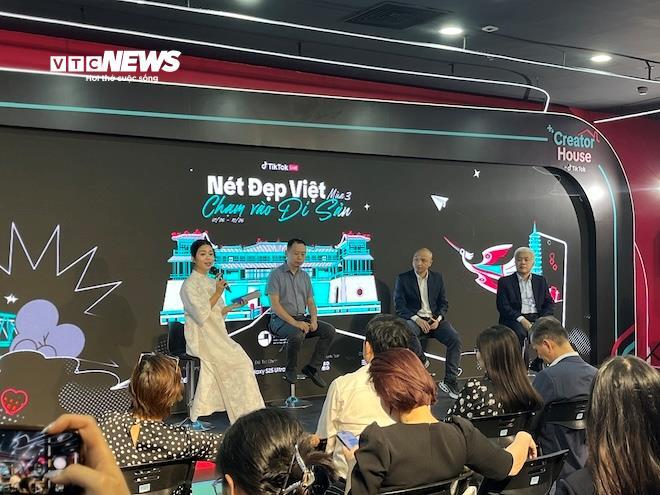 Giới trẻ 'đi tour' di sản bằng điện thoại: C&ocirc;ng nghệ th&uacute;c đẩy du lịch bền vững - Ảnh 1.